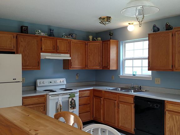 Kitchen w/bar (Open Concept)