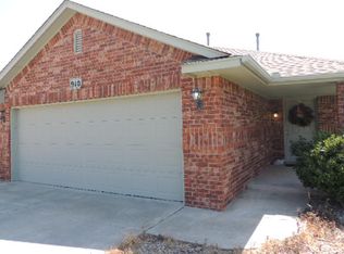 910 SW 35th St, Moore, OK 73160