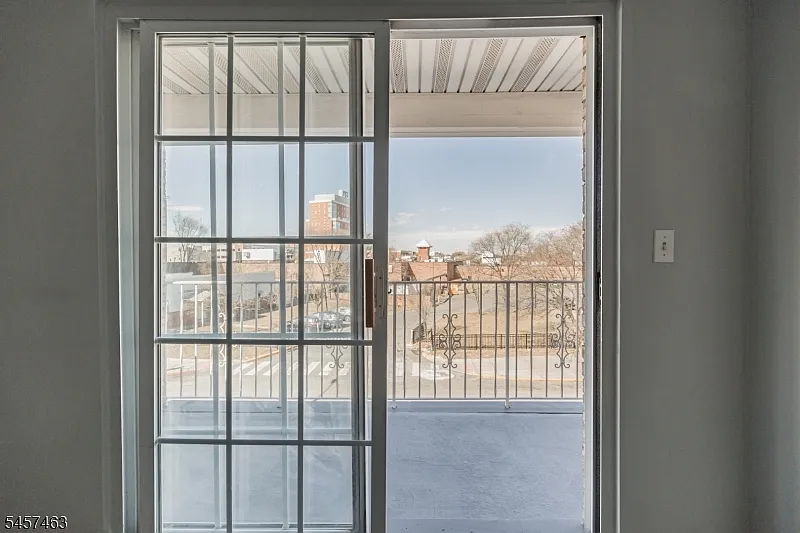 4 bed, 2.0 bath, 1100 sqft, $2,999 — Photo 3