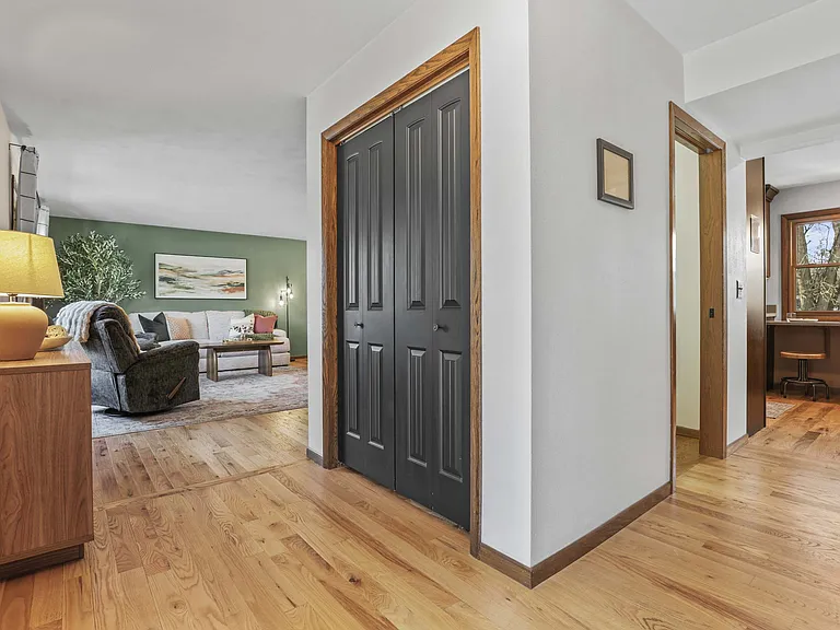 900 Woodview Dr — Photo 8