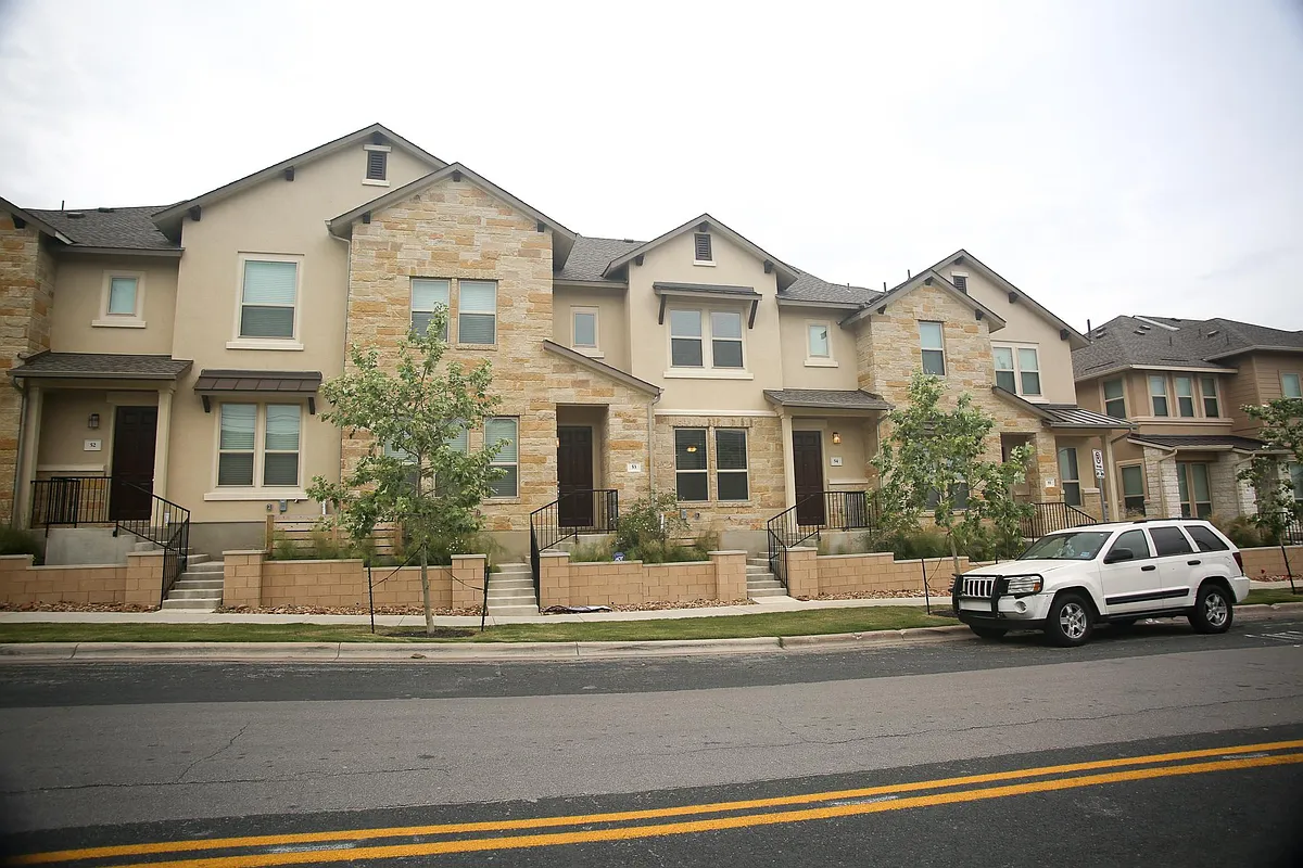 Beautiful new build, plenty of street parking. - 6814 E Riverside Dr #54