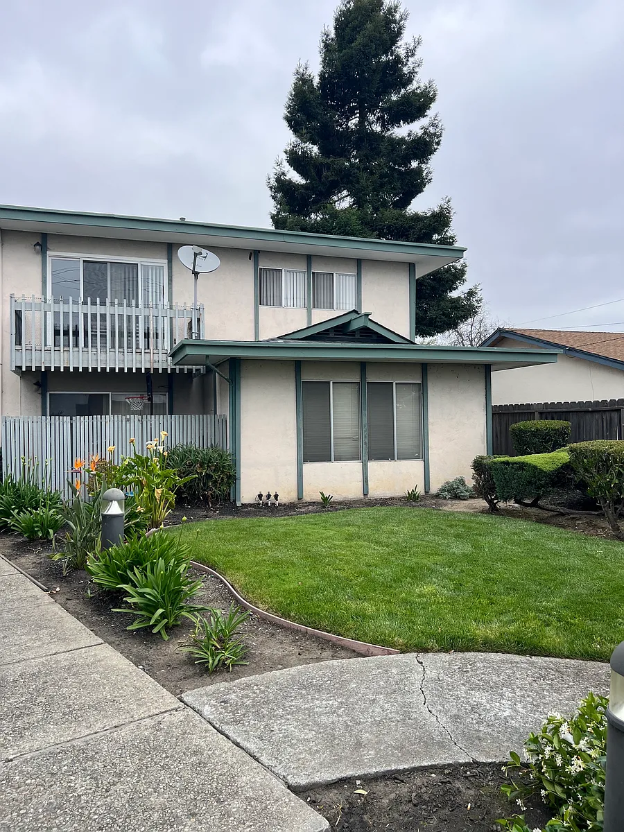 Building Photo - 2155 Fairway Dr #6