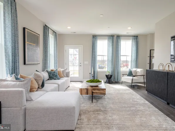 102 Stoutsburg Blvd, Pennington, NJ 08534