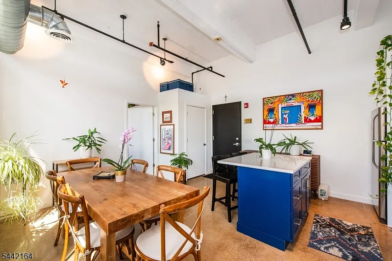 2 bed, 1.0 bath, $2,600 — Photo 4