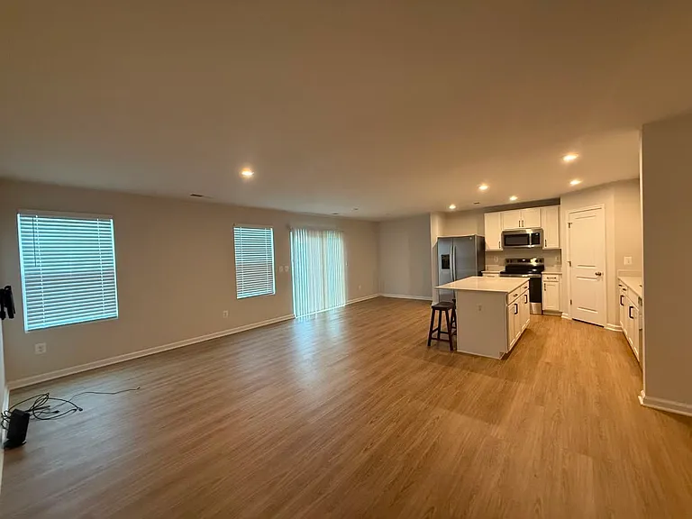 106 Empire Ln — Photo 2