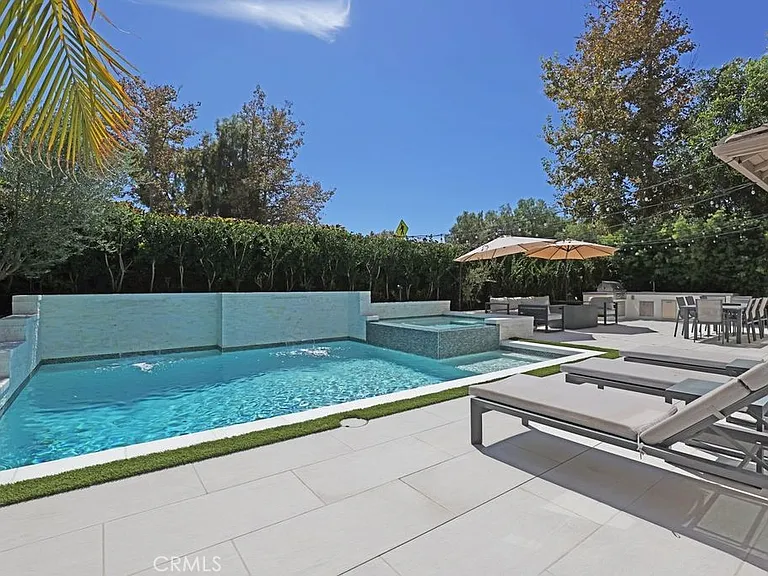 57 Laurelhurst Dr — Photo 1