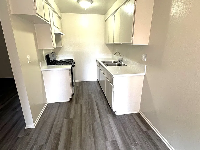 Villa Serena Apts — Photo 14
