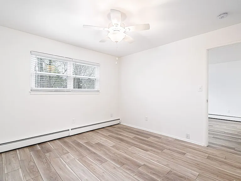 Lindsay Court Apartments — Photo 15