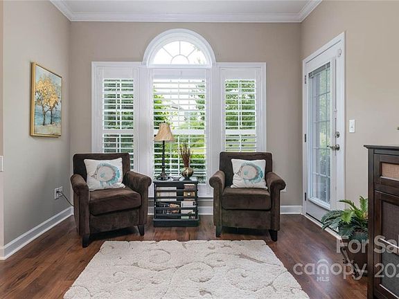 5th image of 9716 Skybluff Cir