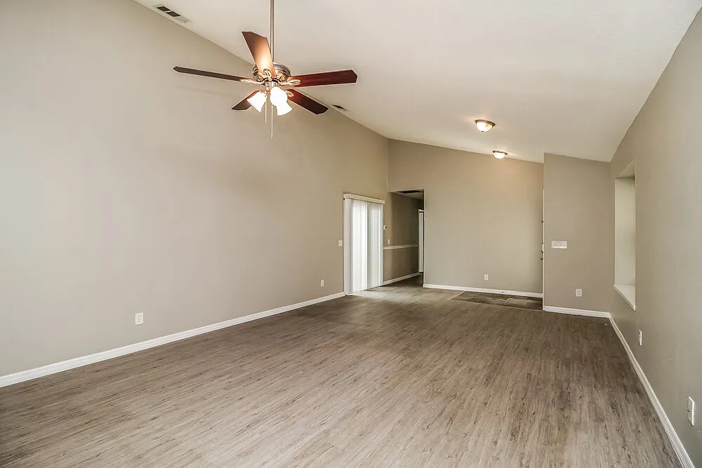 3 bed, 2.0 bath, 1483 sqft, $2,270 — Photo 3