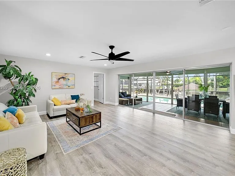 1138 N Lucerne Ave — Photo 2