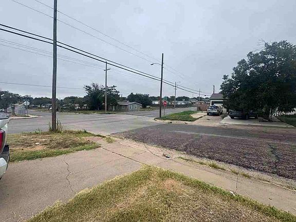4th image of 2035 Oak Dr
