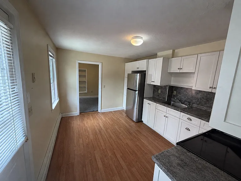 15-17 Chestnut St #2 — Photo 2