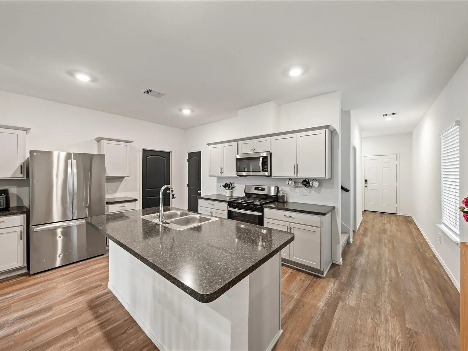 4 bed, 2.5 bath, 2088 sqft, $2,250 — Photo 4