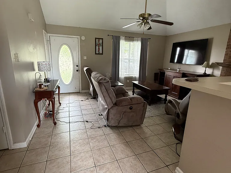 35 Oak Lake Cv — Photo 1