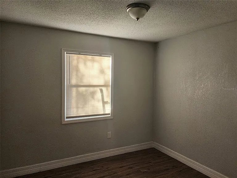 1105 Old South Dr — Photo 3