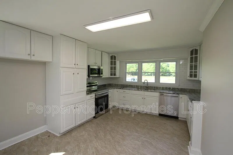 3 bed, 2.0 bath, 1300 sqft, $1,595 — Photo 2