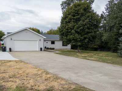 1762 S Nine Mile Rd, Kawkawlin, MI, 48631