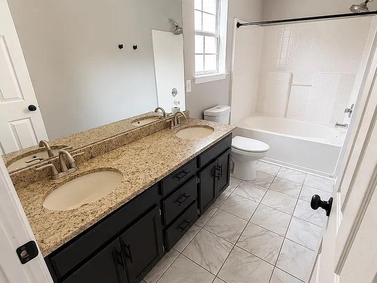 2552 Edinburgh St — Photo 11