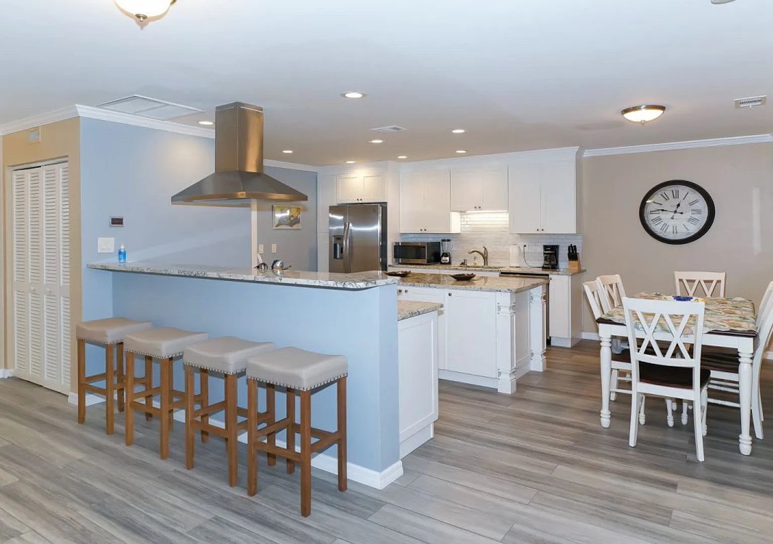 Furnished, Spacious and Stunning 2BR/2BA Short Term Rental — Photo 2