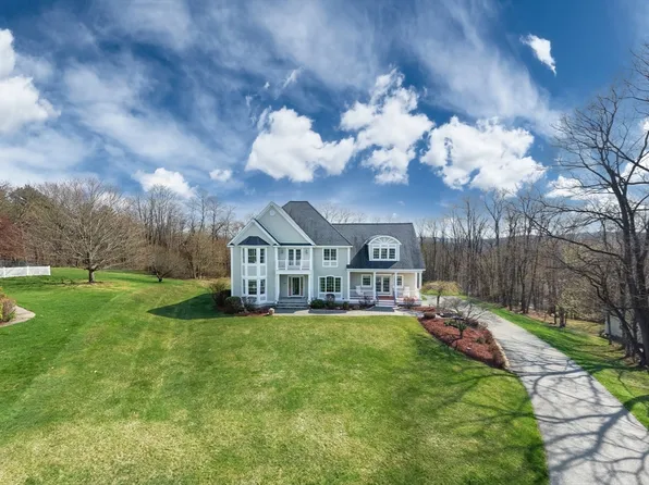 215 Lexington Rd, Dracut, MA 01826