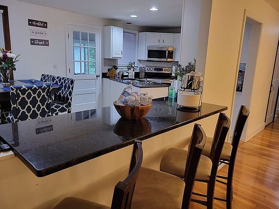 Lg Granite Island w/seating