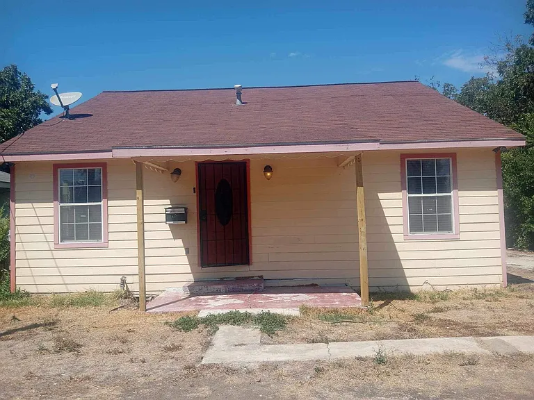 607 E Southcross Blvd — Photo 14