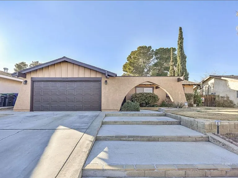 1019 Peg St — Photo 1