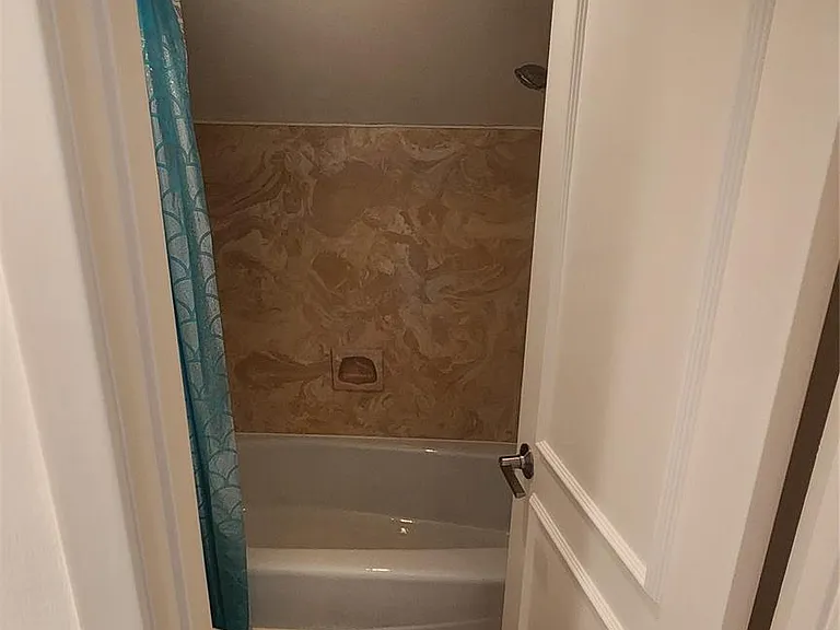 2127 Manor Green Dr — Photo 35