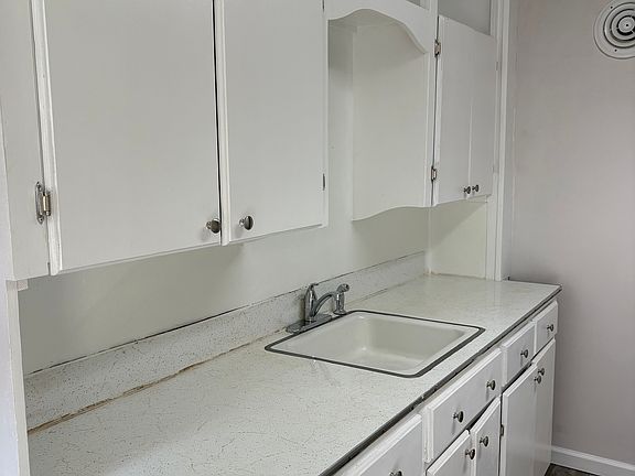 4th image of 608.5 S Sutton Rd