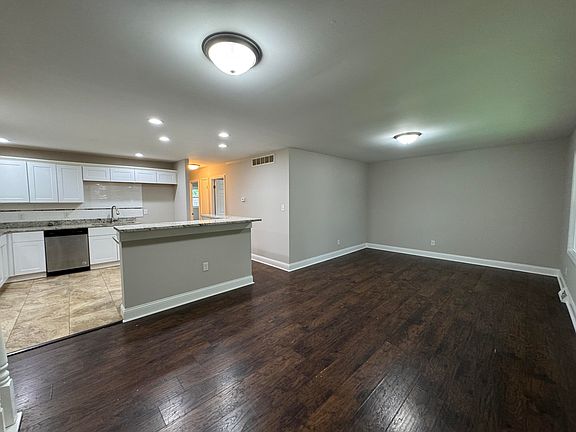 5th image of 946 W 67th Pl
