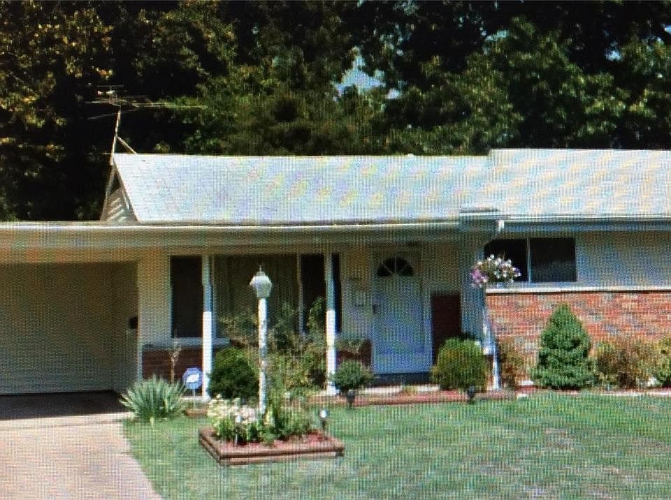 1st image of 2403 Castle Dr