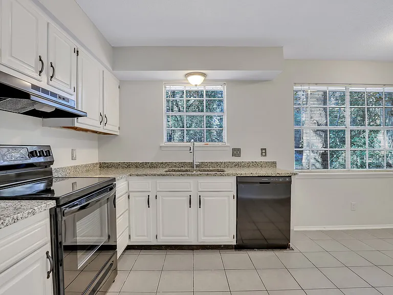 423 Edgewater Rd — Photo 7