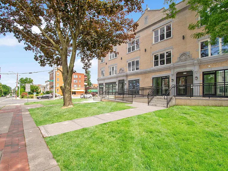 479 Farmington Ave #203 — Photo 1