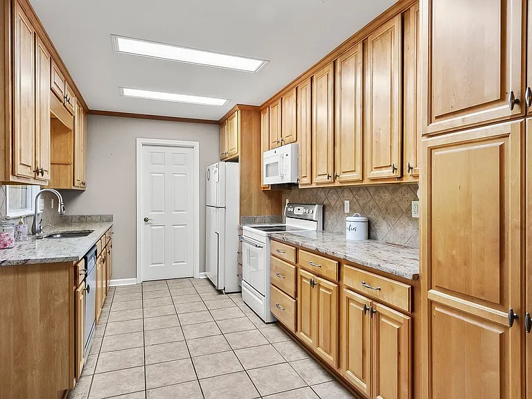 2496 Valley View Ln — Photo 13