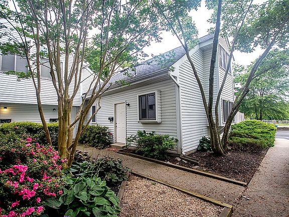4th image of 815 Locust St #1