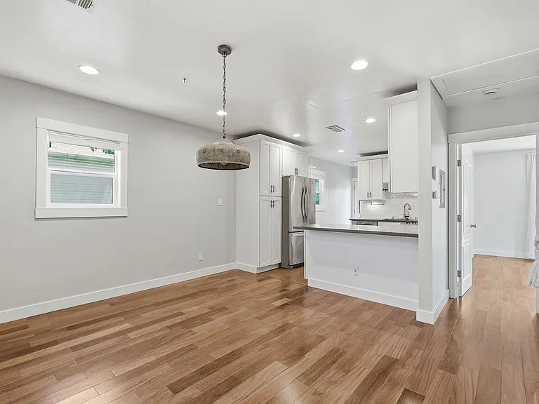 954 Cedar St — Photo 4