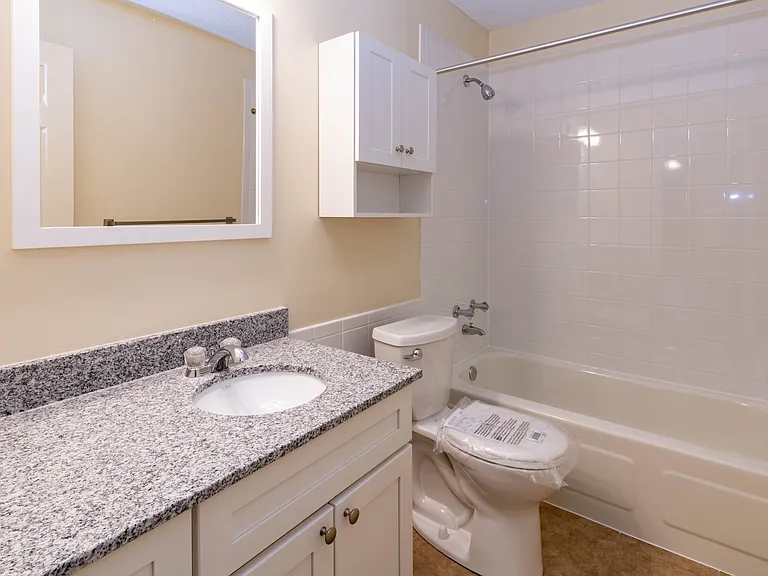 Silver Oaks Court Apartments — Photo 7