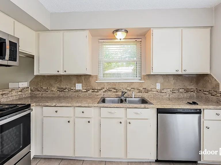 2809 Stonehedge Dr — Photo 3