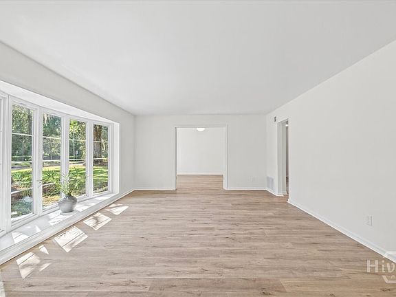 5th image of 412 Arlington Road