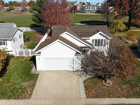 1402 Leitha Ter, Waverly, IA 50677