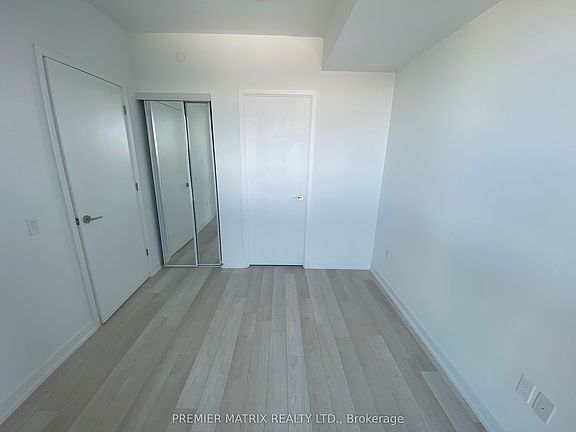 5th image of 39 Roehampton Ave #3807