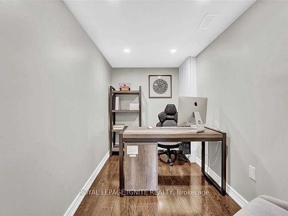 4th image of 2420 Moonlight Cres #Basement