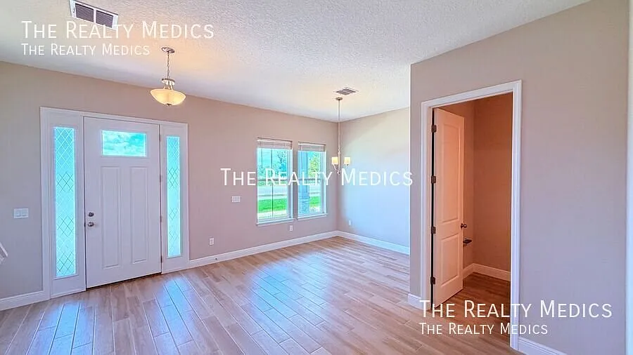 Modern 3BR in Weslyn Park | Solar + 2-Car Garage + Internet Included | $2,250 — Photo 4