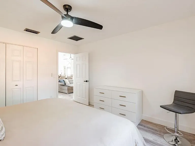 1860 Primrose Ln — Photo 18