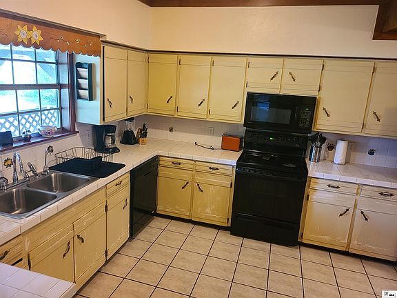 4th image of 862 Schneider Ln