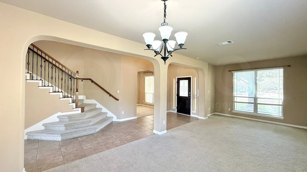 5 bed, 3.5 bath, 4591 sqft, $3,300 — Photo 4