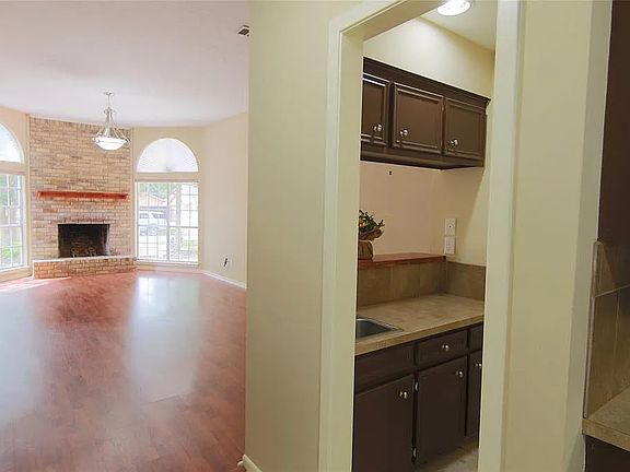 4th image of 9 Erickson St