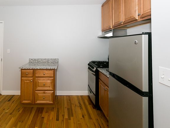 4th image of 7456 N Greenview Ave #D3