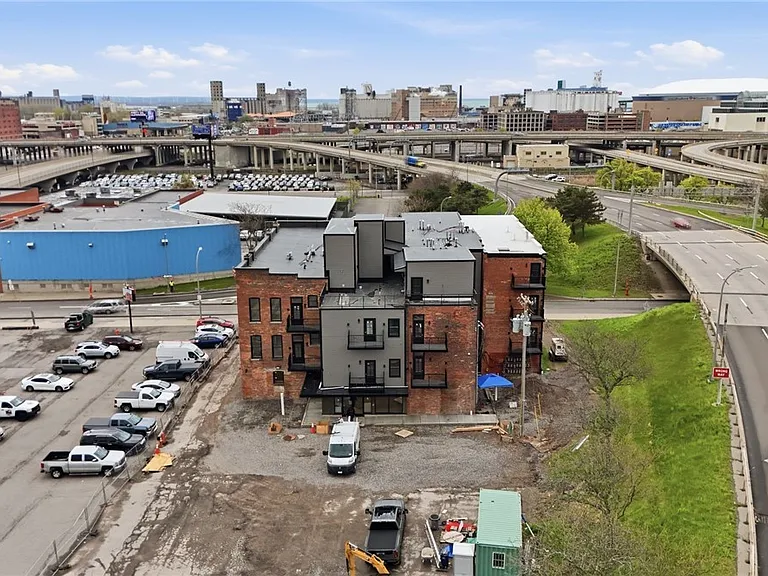 136 Seneca St — Photo 45